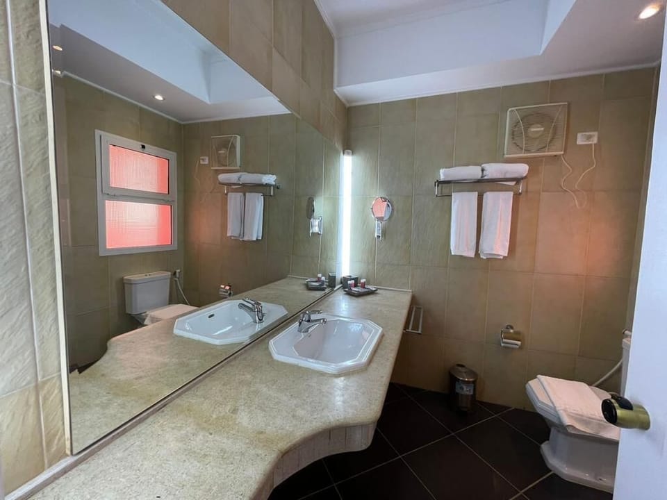 Shower, rainfall showerhead, free toiletries, hair dryer