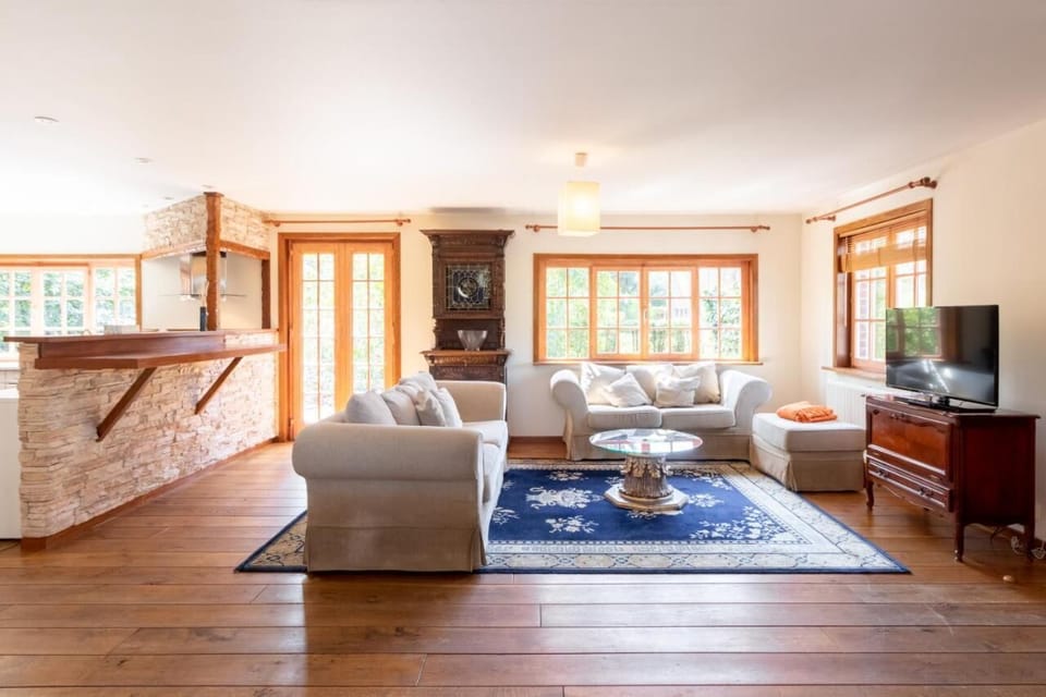 Family House, 2 Bedrooms | Living area | 45-cm Smart TV with digital channels, books