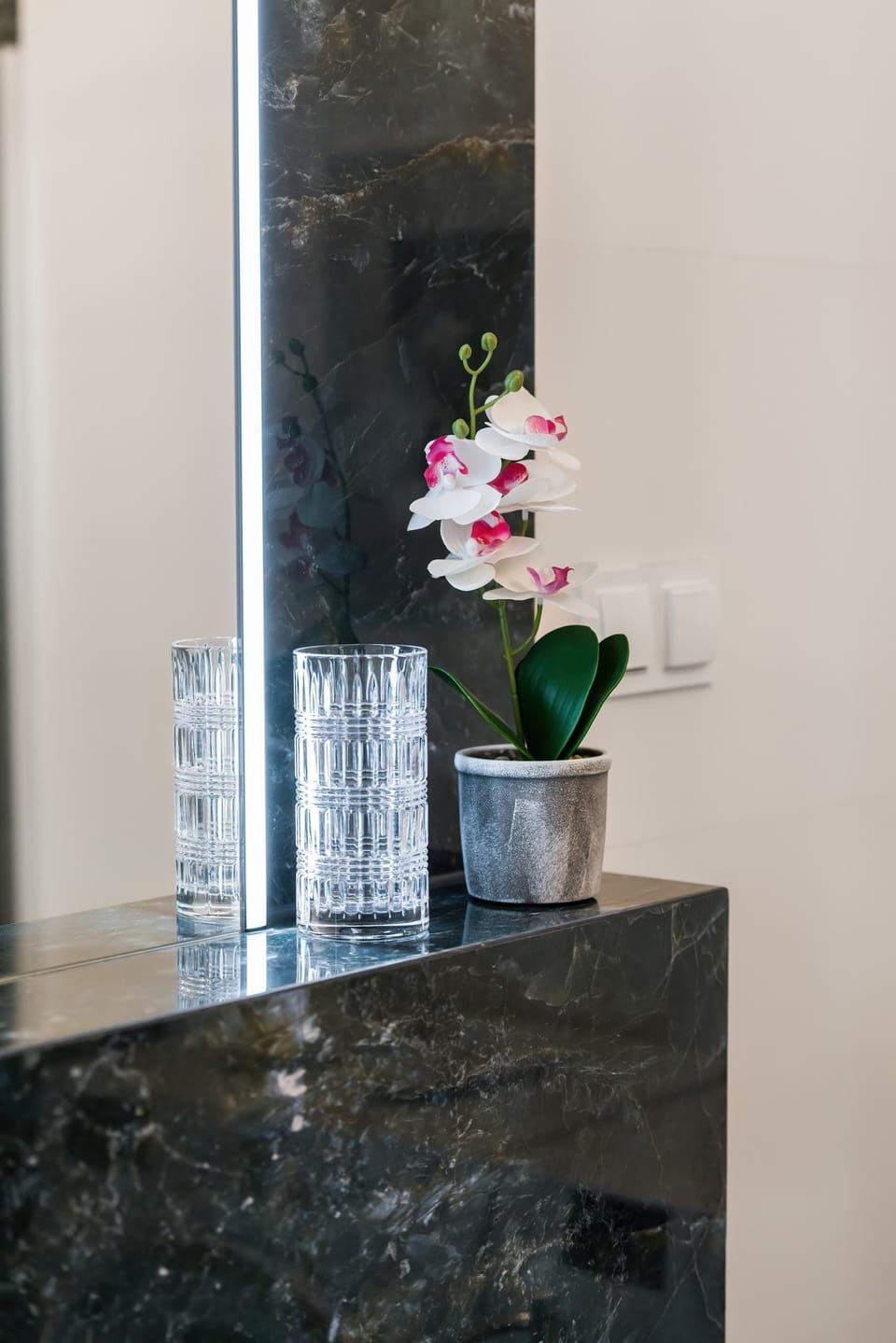 Decorative details in the bathroom.
