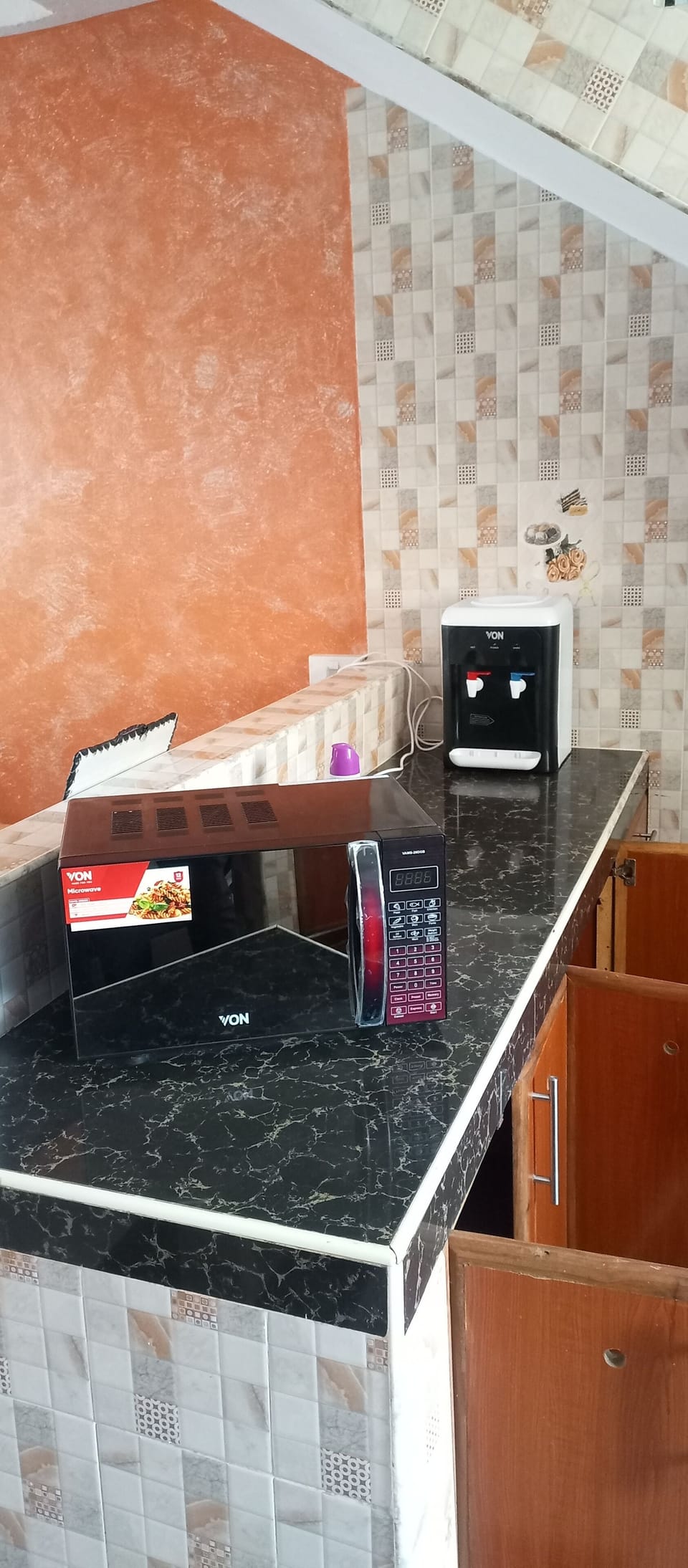Fridge, cookware/dishes/utensils