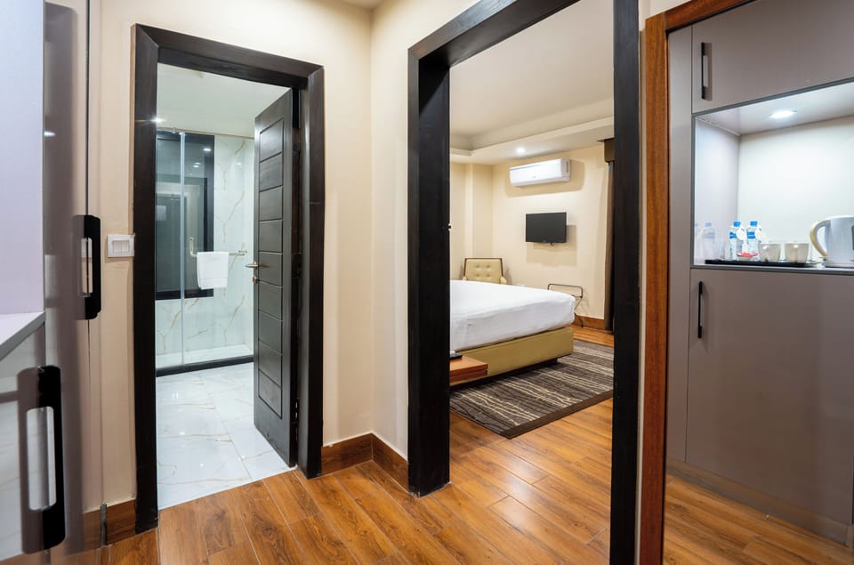 Executive Twin Room | Desk, laptop workspace, WiFi (free), individually furnished