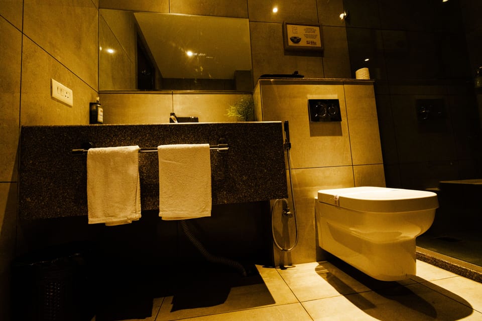 Shower, rainfall showerhead, free toiletries, bathrobes