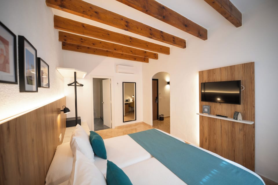 Triple Room | Laptop workspace, WiFi (free), bed sheets