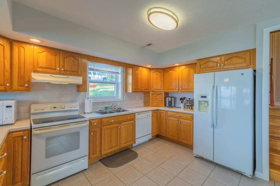 Large kitchen equipped with everything you need. 