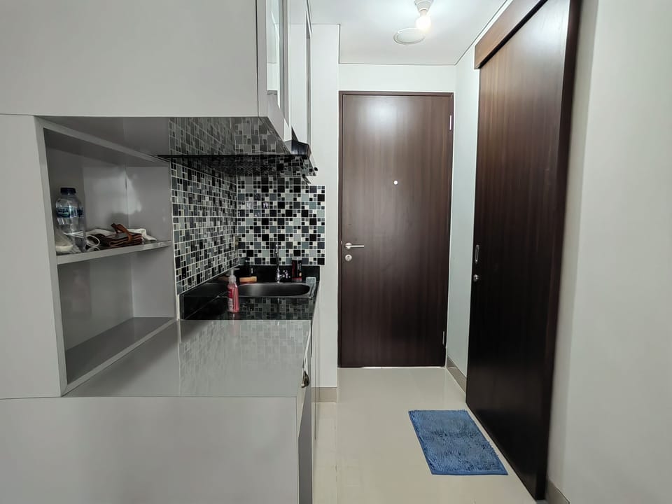Premier Studio | Private kitchen | Mini-fridge, electric kettle, cleaning supplies, paper towels