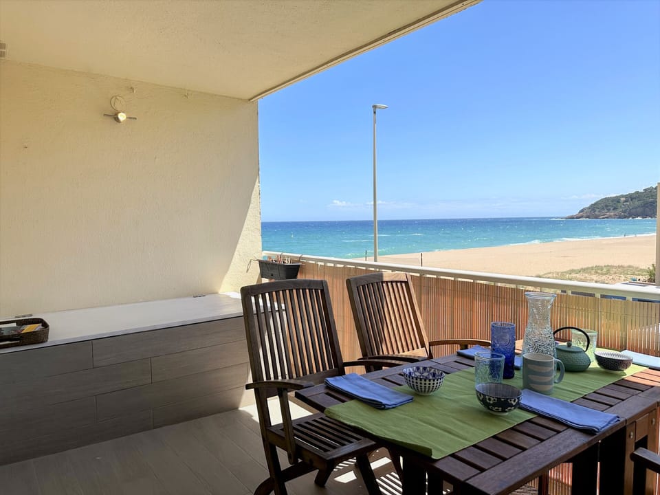 First line apartment. Capacity 5 people.Parquing-WIFI-PALS-COSTA BRAVA