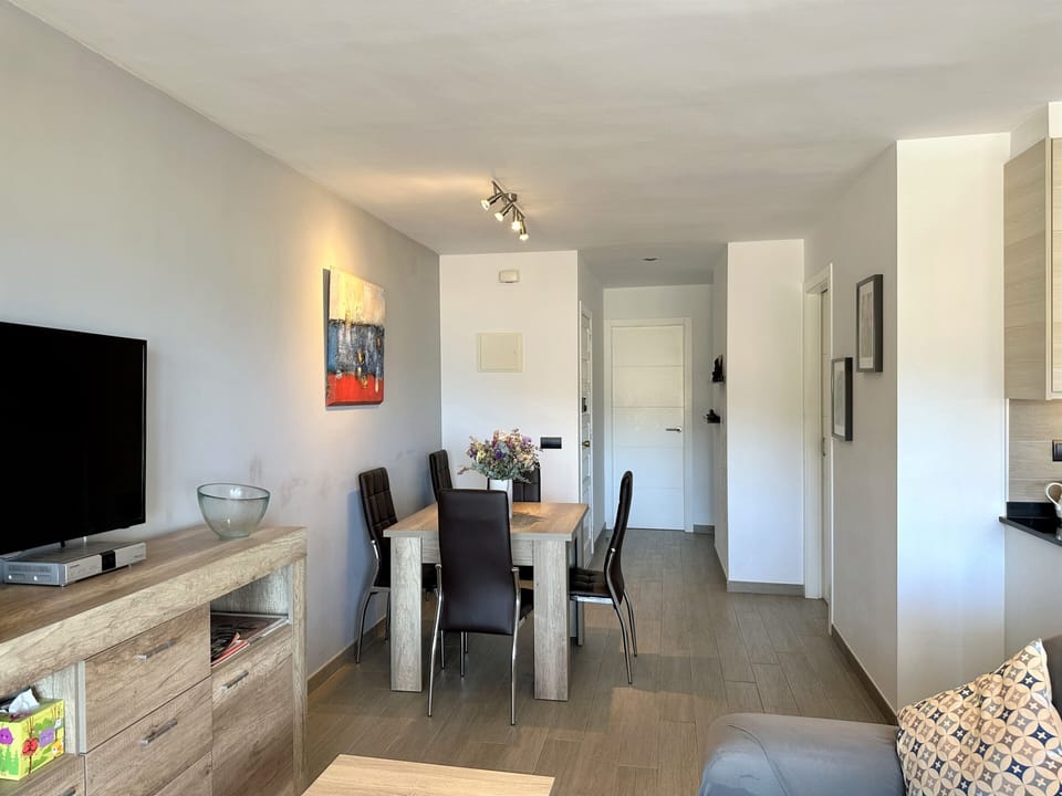 First line apartment. Capacity 5 people.Parquing-WIFI-PALS-COSTA BRAVA