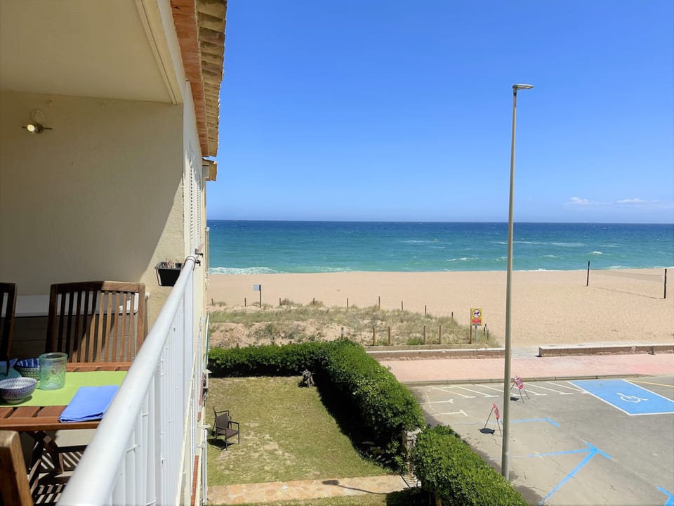 First line apartment. Capacity 5 people.Parquing-WIFI-PALS-COSTA BRAVA
