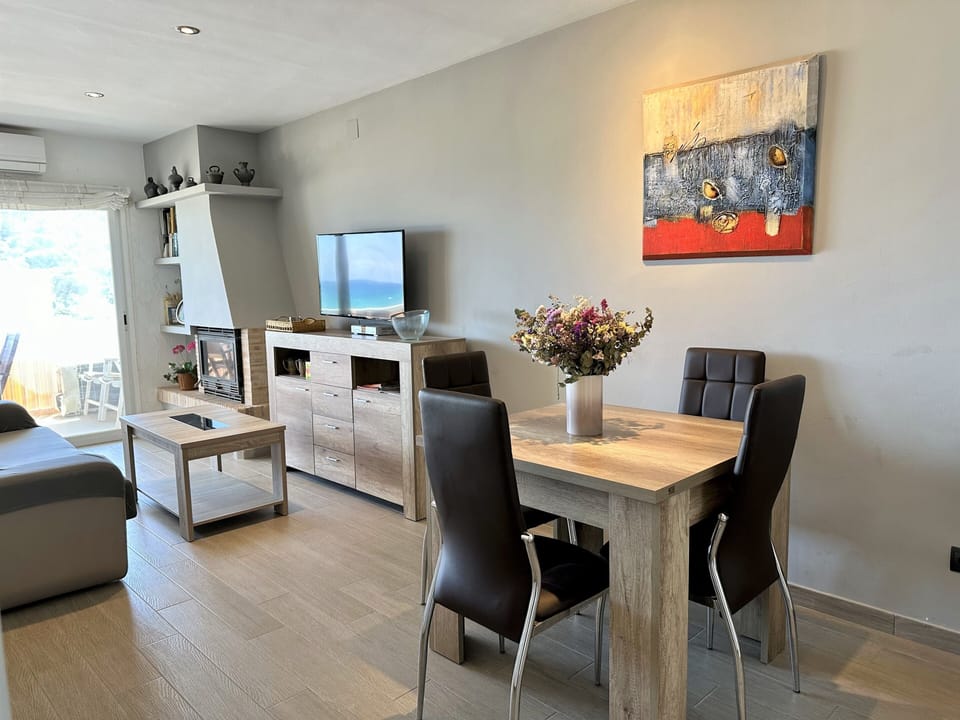 First line apartment. Capacity 5 people.Parquing-WIFI-PALS-COSTA BRAVA