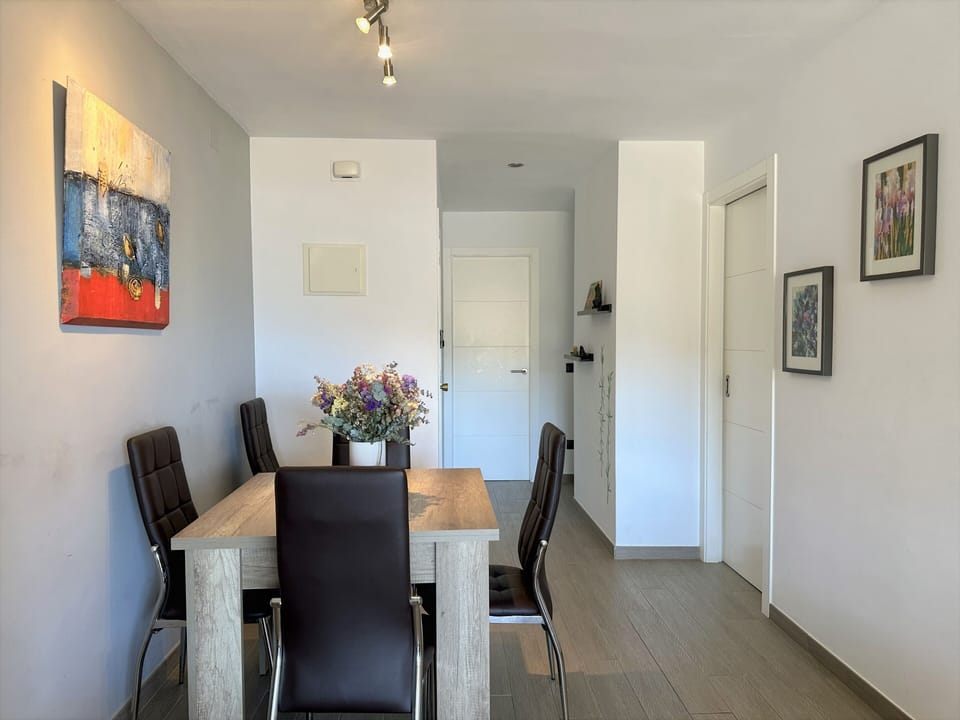 First line apartment. Capacity 5 people.Parquing-WIFI-PALS-COSTA BRAVA