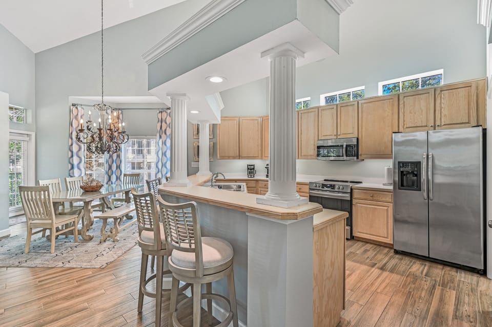 Kitchen & Breakfast Bar