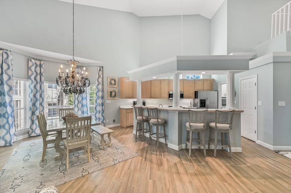 Dining Area & Kitchen Breakfast Bar