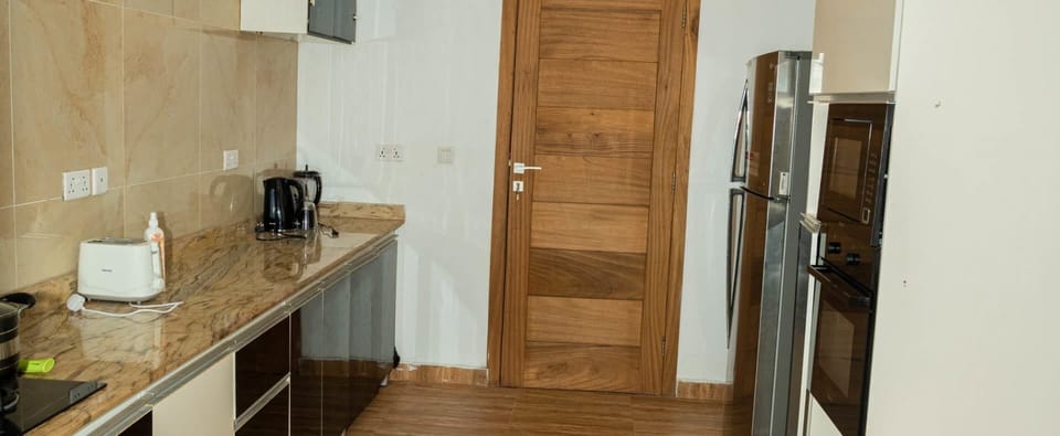 Business Apartment | Private kitchen | Full-size fridge, microwave, oven, blender