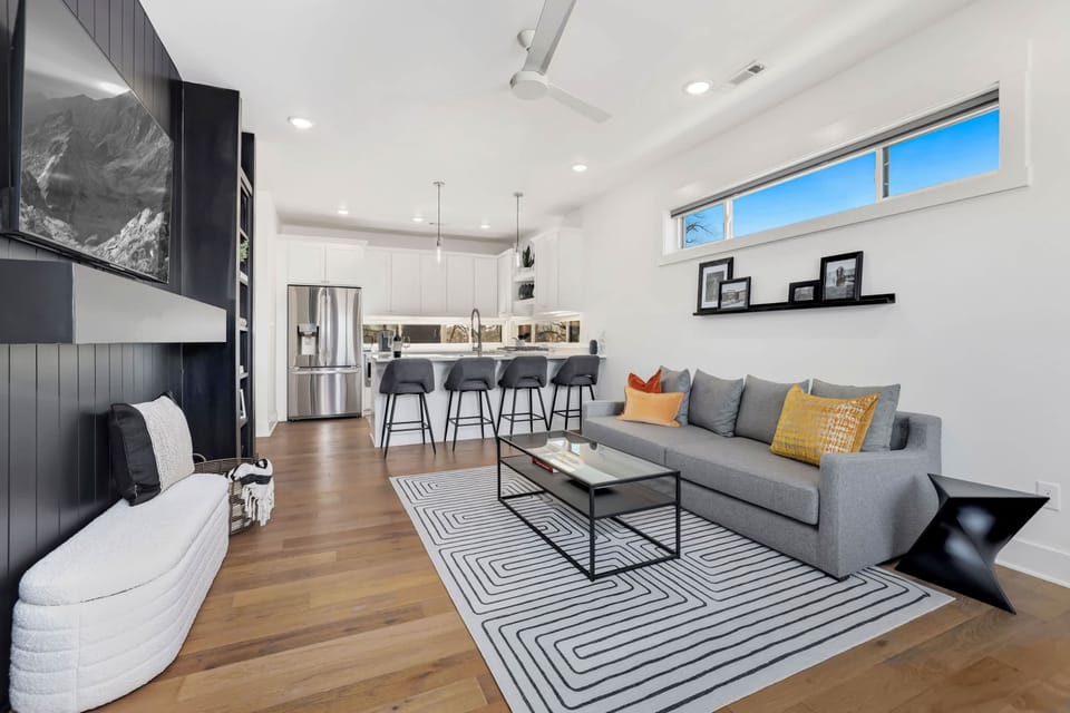Welcome to our contemporary townhouse, where modern decor and an airy ambiance will elevate your stay!