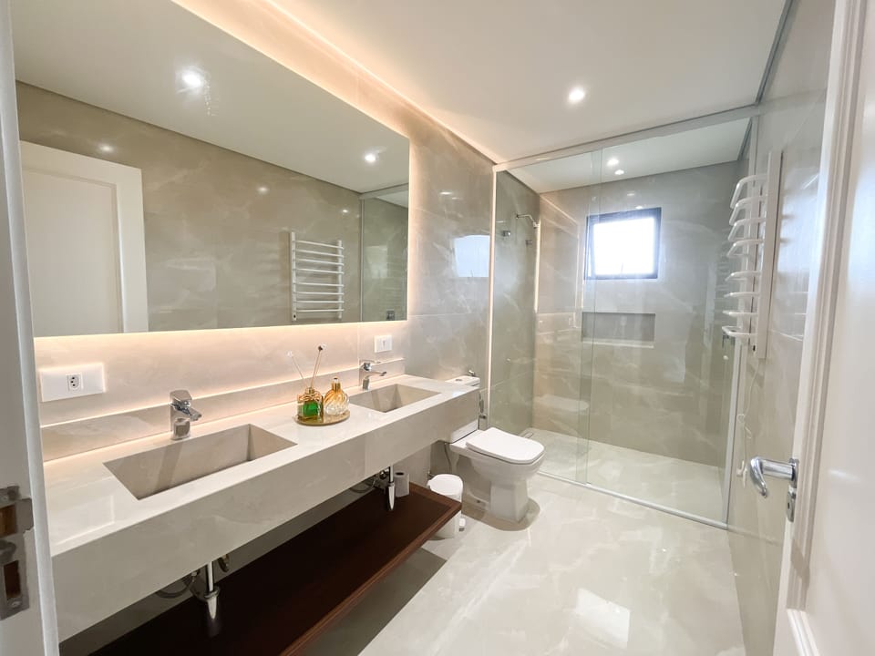 Deluxe Room | Bathroom | Shower, rainfall showerhead, hair dryer, heated floors