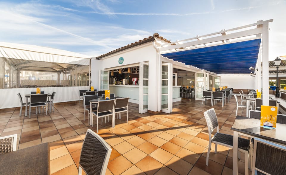 Poolside bar