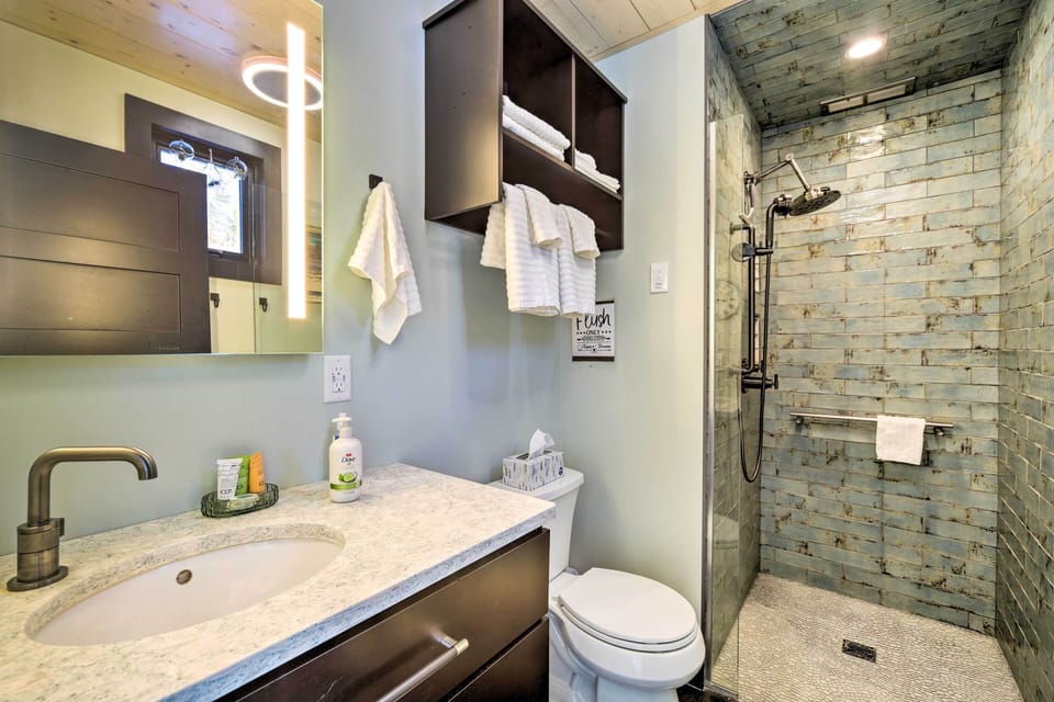 Bathroom | Complimentary Toiletries | Towels Provided