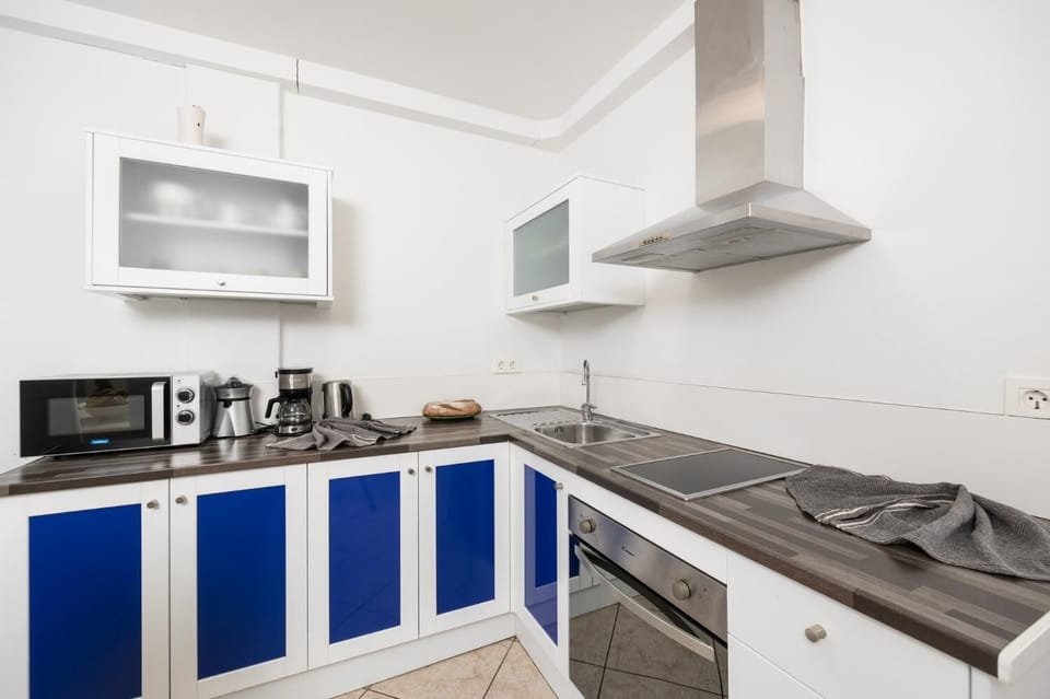 Unit 2: equipped kitchen