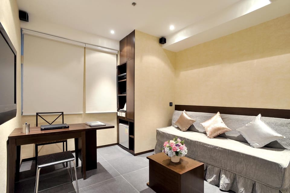 Minibar, in-room safe, desk, iron/ironing board