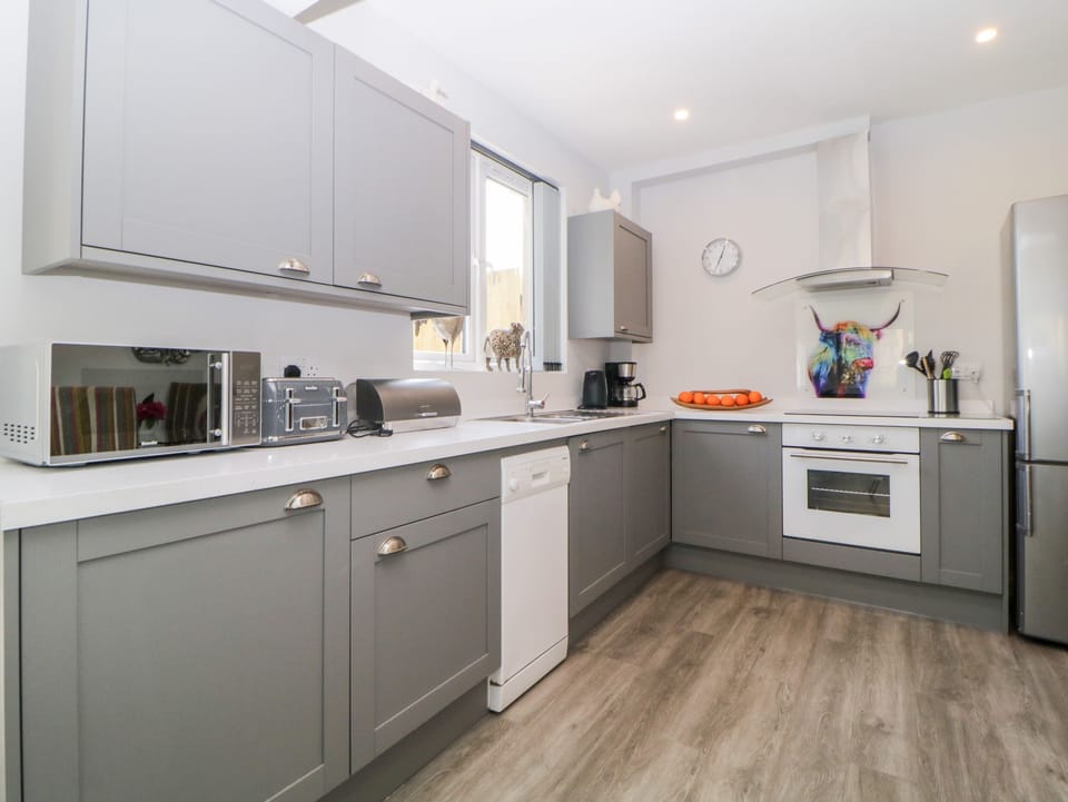 Cottage | Private kitchen | Fridge, dishwasher, electric kettle, toaster