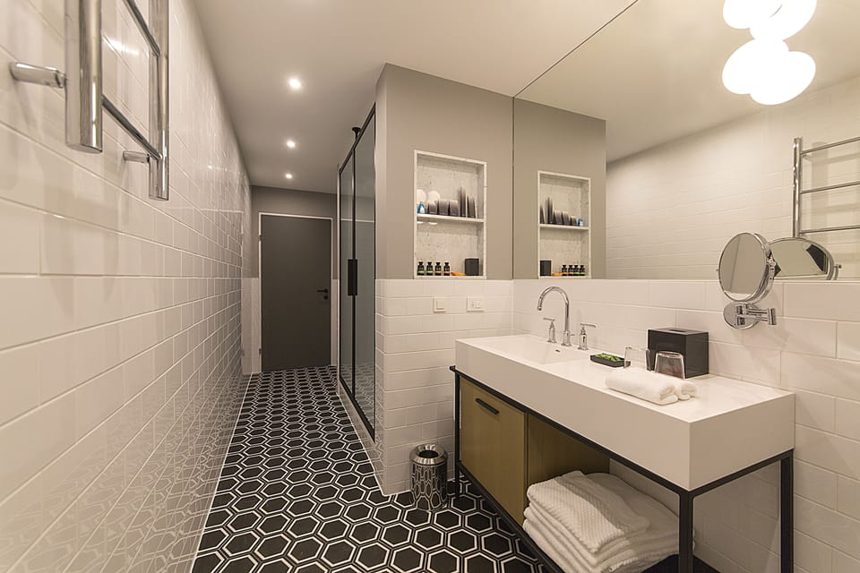 Junior Suite, 1 King Bed (Premium) | Bathroom | Free toiletries, hair dryer, towels, soap