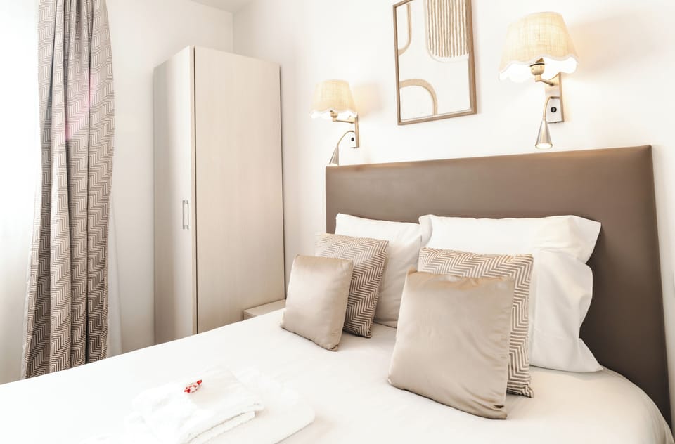 Standard Double Room | Bathroom | Shower, free toiletries, hair dryer, towels