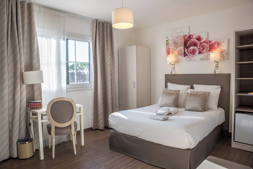 Standard Double Room | Minibar, in-room safe, individually decorated, desk