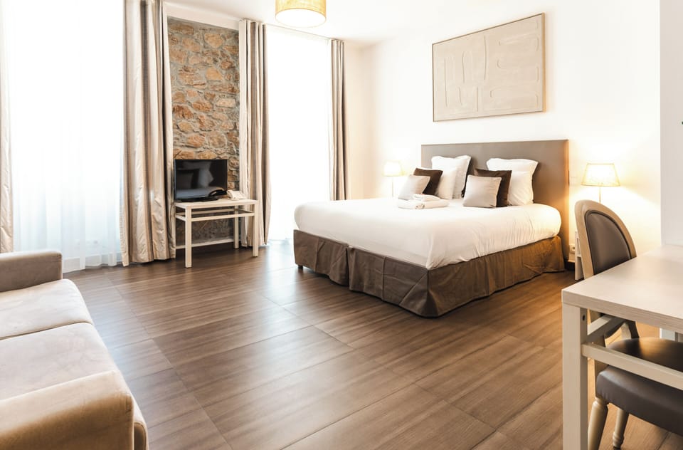 Junior Suite | Minibar, in-room safe, individually decorated, desk