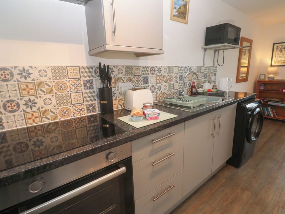 Cottage | Private kitchen | Fridge, electric kettle, toaster, cookware/dishes/utensils