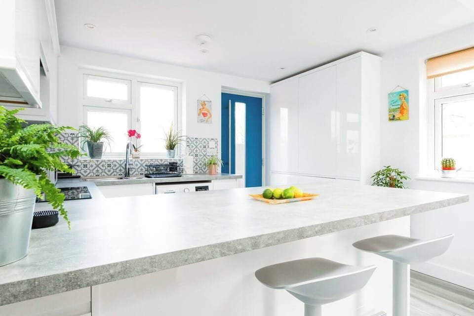 Fully equipped kitchen with breakfast bar