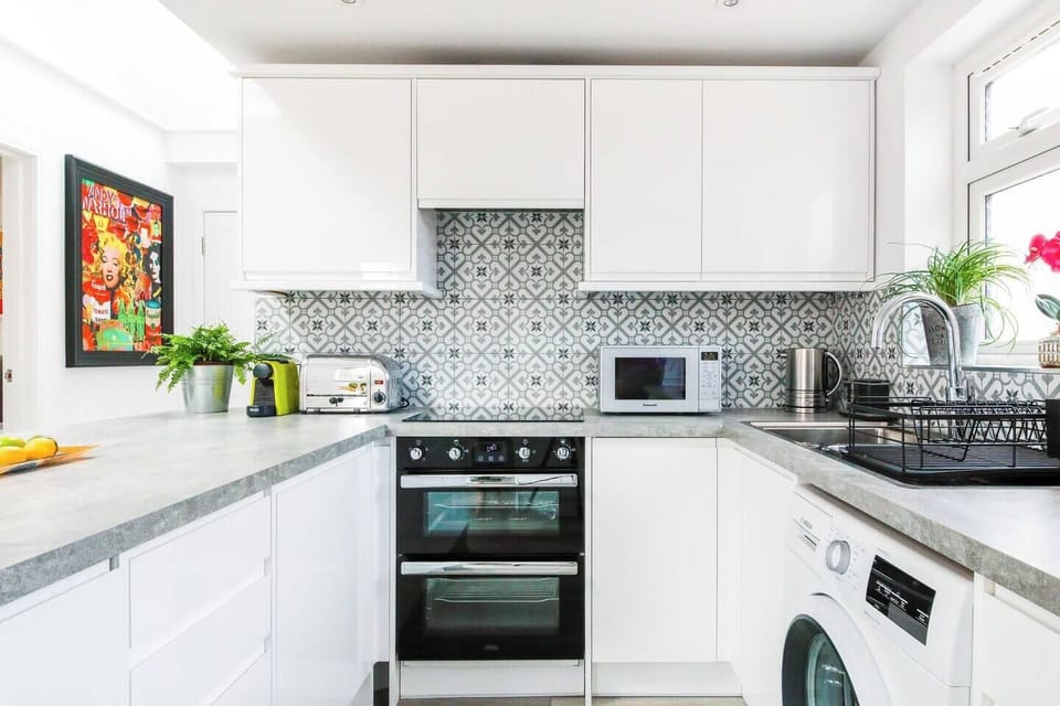 Fully equipped kitchen with breakfast bar