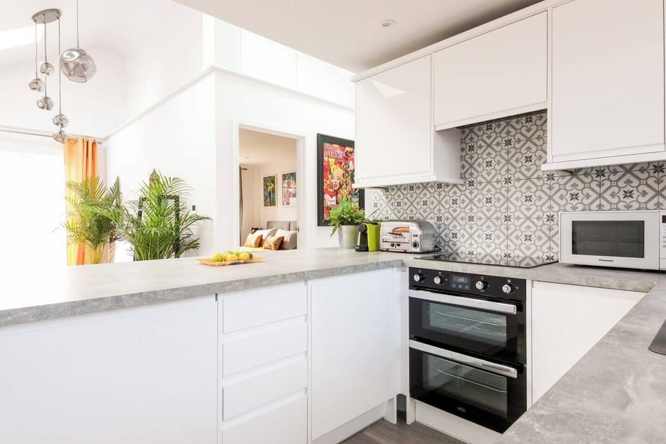 Fully equipped kitchen with breakfast bar