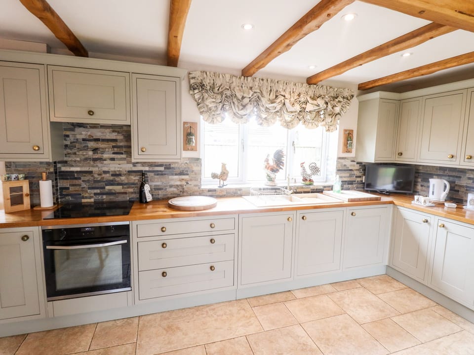Cottage | Private kitchen | Fridge, electric kettle, toaster, cookware/dishes/utensils