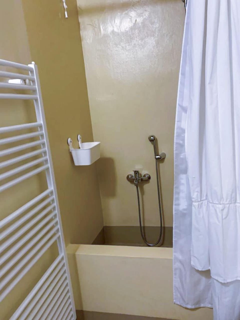 Basic Room | Bathroom | Hair dryer, towels