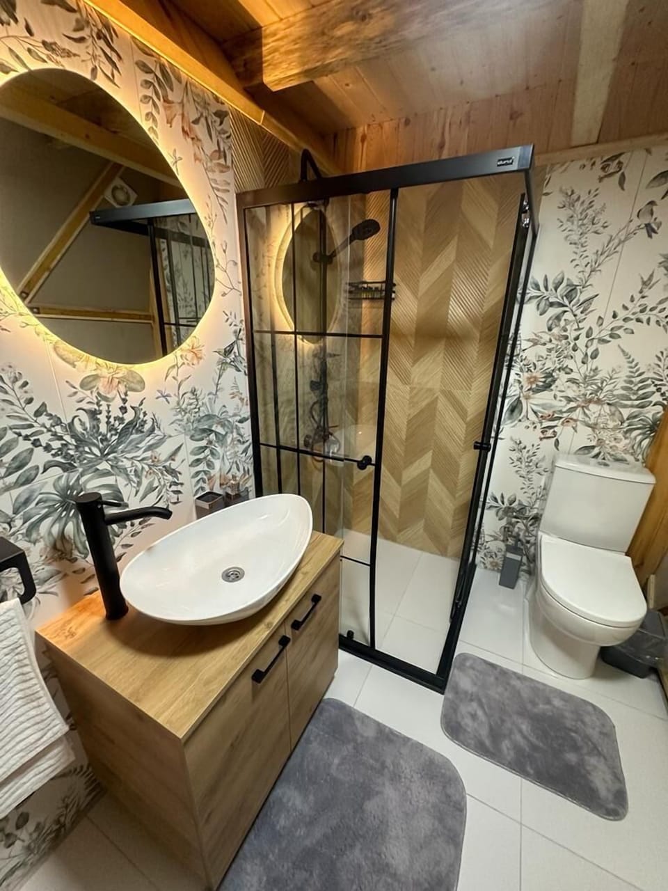 Exclusive Triple Room | Bathroom | Shower, rainfall showerhead, free toiletries, hair dryer