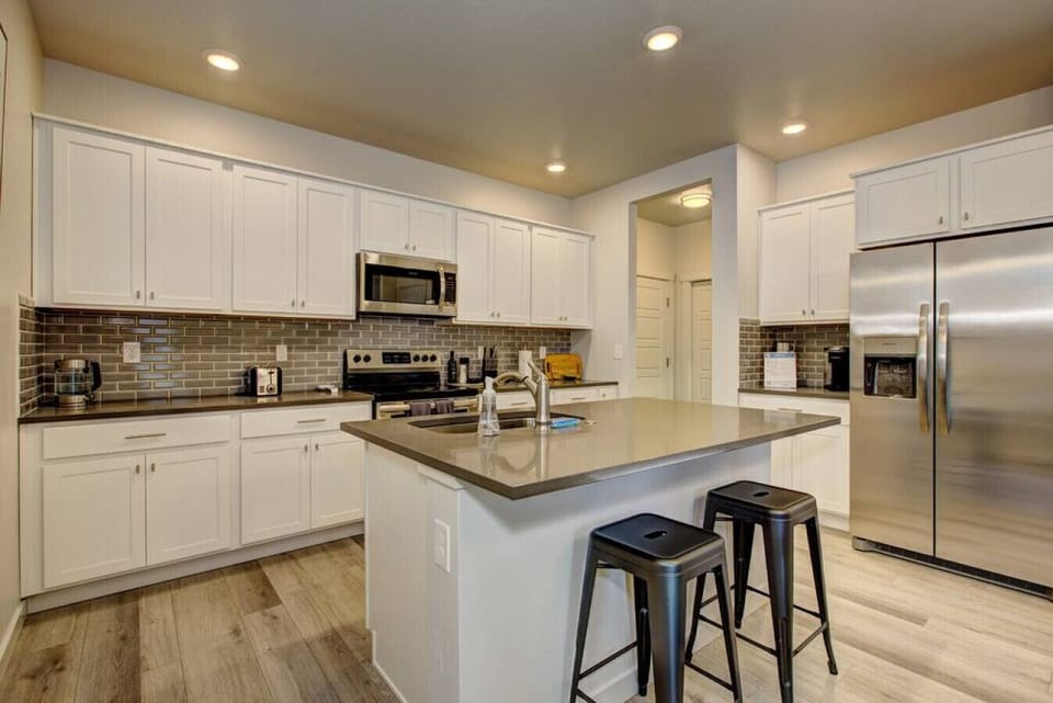 Stellar kitchen, fully stocked, stainless steel appliances