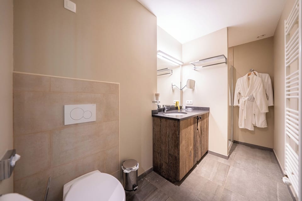 Superior Double Room, Garden View | Bathroom | Free toiletries, hair dryer