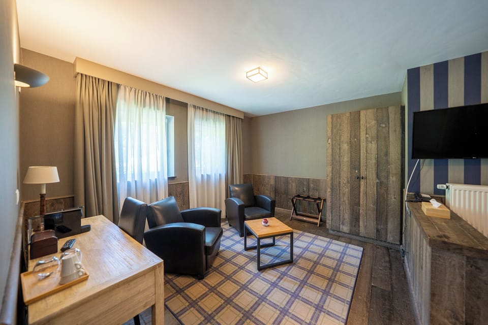 Superior Double Room | Living area | 48-inch flat-screen TV with satellite channels, TV