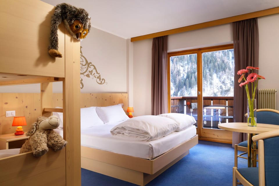 Economy Room, 1 Bedroom (2 Adulti + 2 bambini) | Down comforters, in-room safe, desk, bed sheets