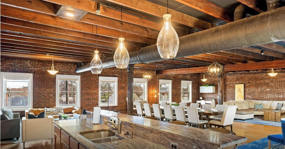 Your spacious getaway near Shelby Park in Louisville, where weekend adventures await for families exploring Kentucky. It’s the perfect place to gather, rest, and plan your outings in the city and beyond.