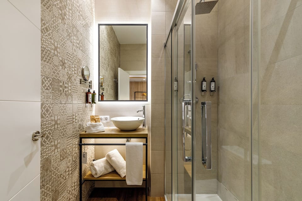 Standard Double Room | Bathroom | Free toiletries, hair dryer, towels