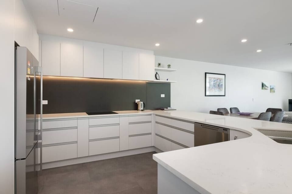 Crisp modern kitchen well appointed with quality chattels 