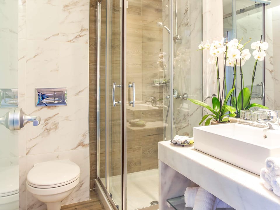 Premium bedding, in-room safe, desk, laptop workspace