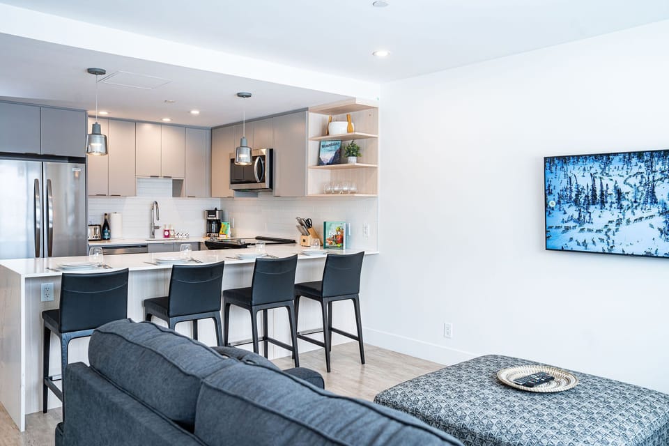 Condo | Living area | 32-inch flat-screen TV with digital channels, TV, streaming services