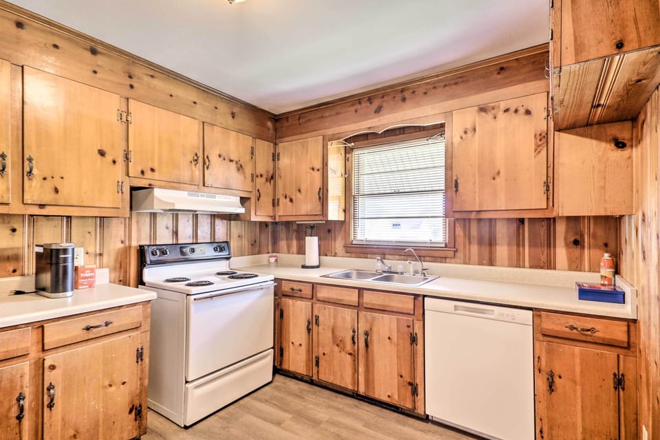 Kitchen | Cooking Basics | Coffee Maker | Paper Towels/Trash Bags Provided