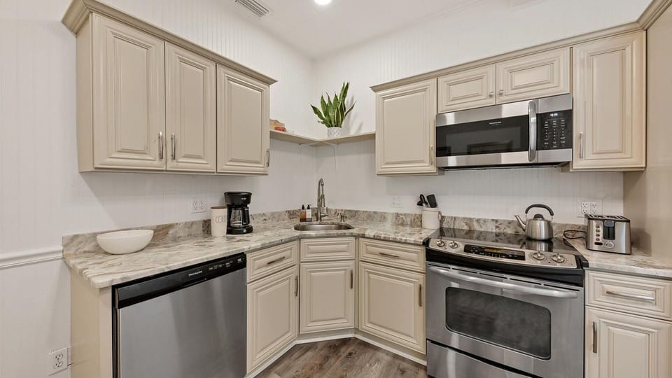 Plenty of counterspace in the kitchen