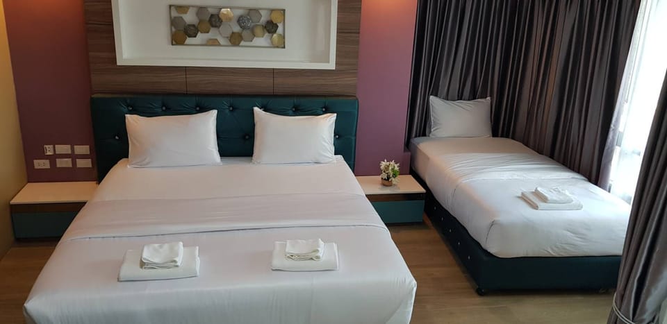 Deluxe Triple Room, 1 Bedroom | Desk, WiFi (free), bed sheets