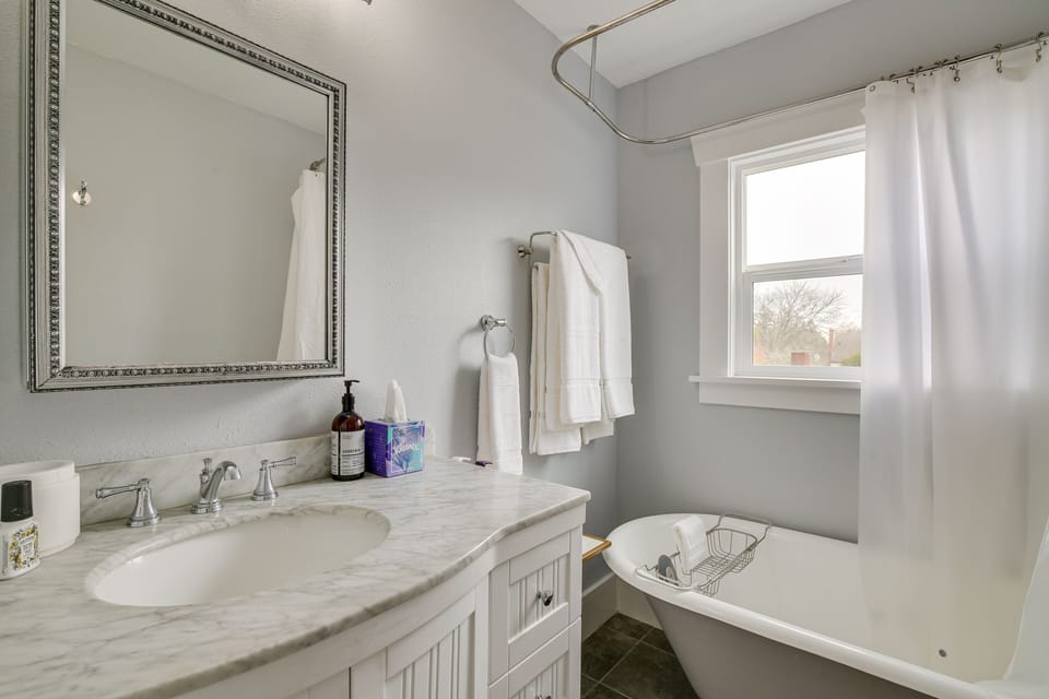 Full Bathroom | Towels Provided