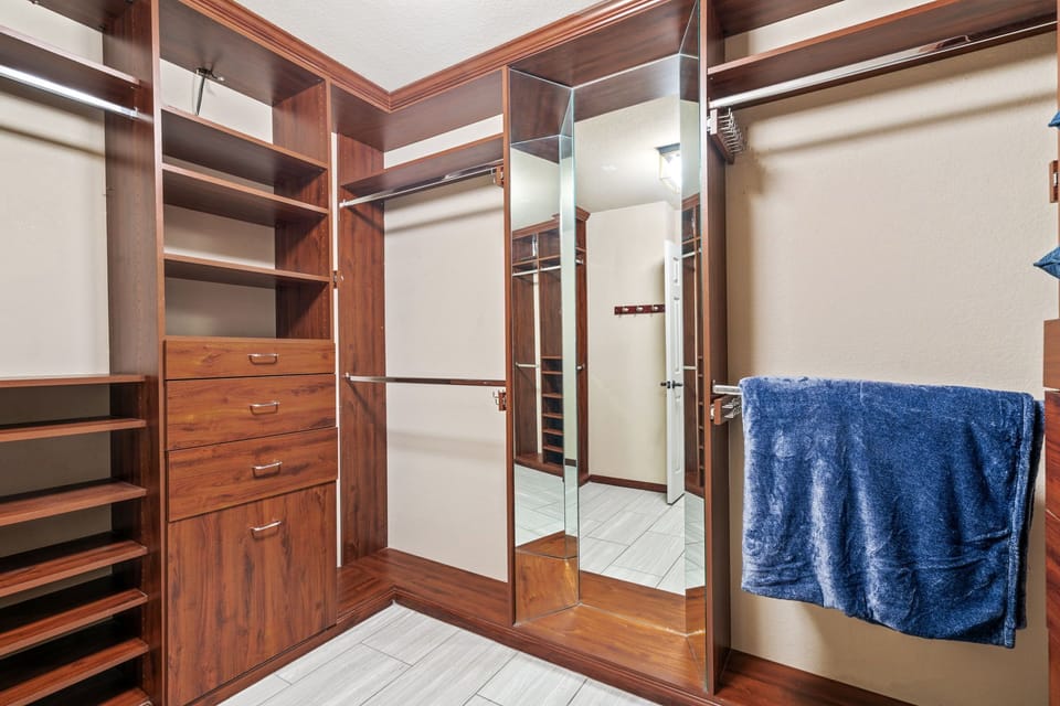 Master closet 