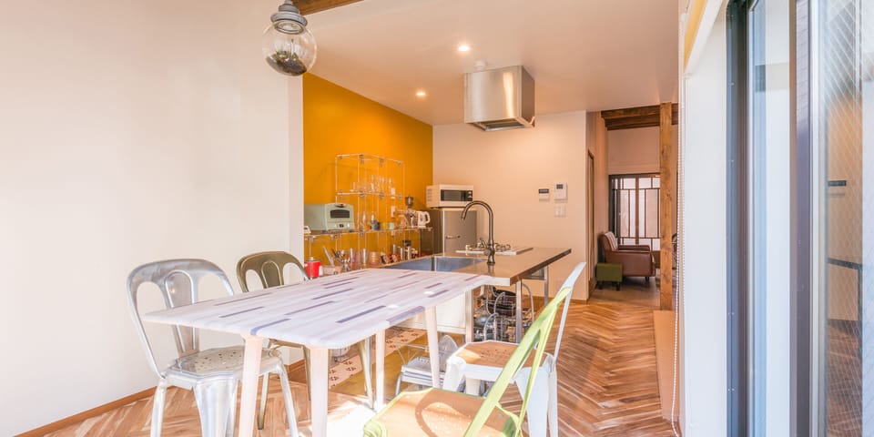 Basic House | In-room dining